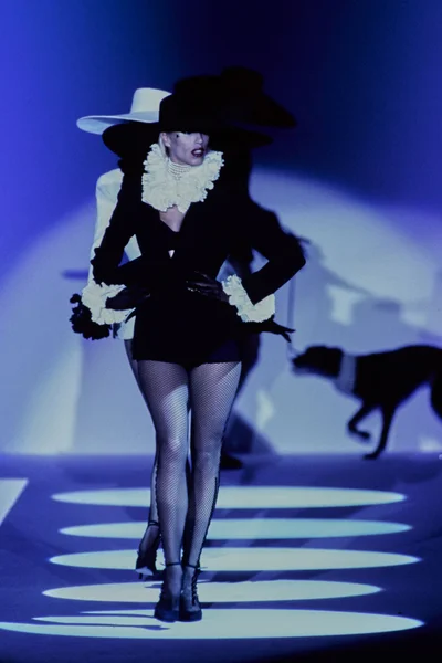 Look 10
